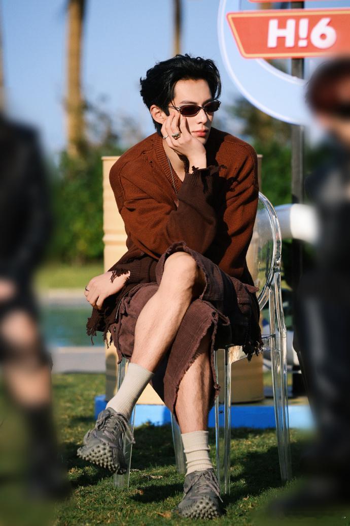 王鹤棣比嘘王鹤棣优雅骏马王鹤棣穿全黑在海边骑马出场，和黑马的搭配很有视觉反差，贵