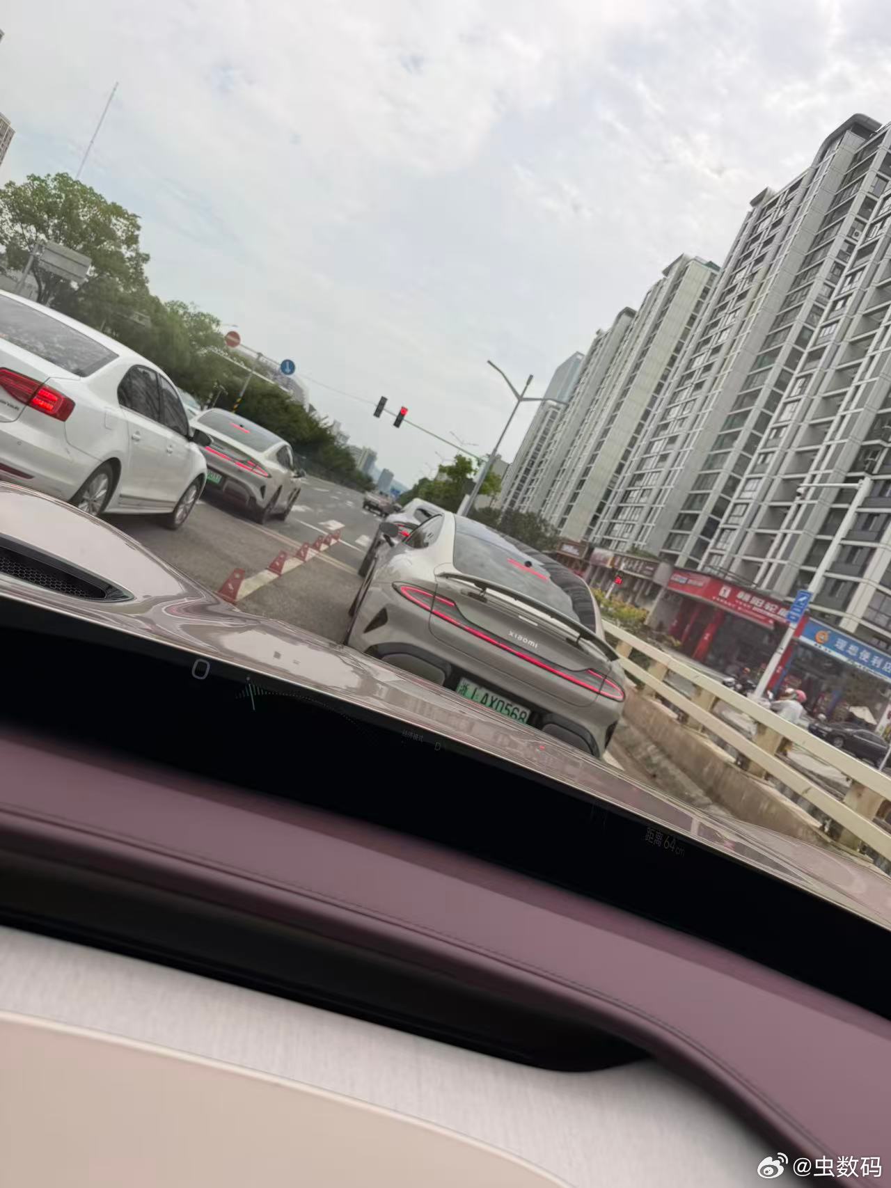 扎堆的小米汽车。