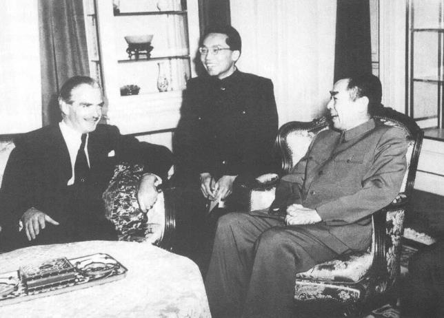 周恩来同英国外交大臣艾登会晤。