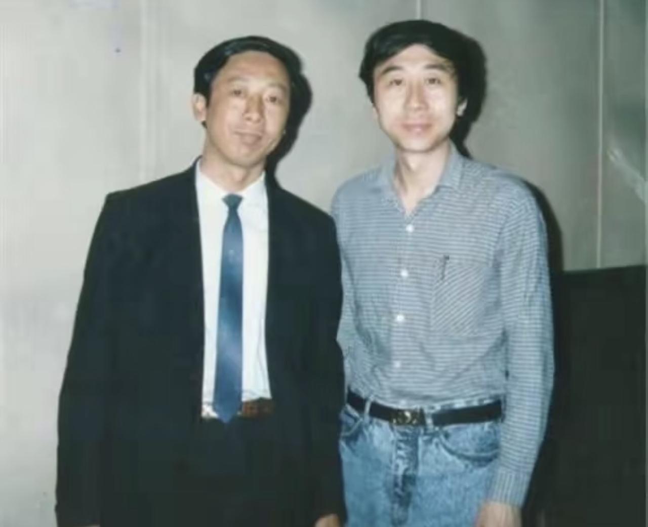 没想到这俩长得像复制粘贴的，根本不是双胞胎。右边是青年时期正处在相声事业上升期的