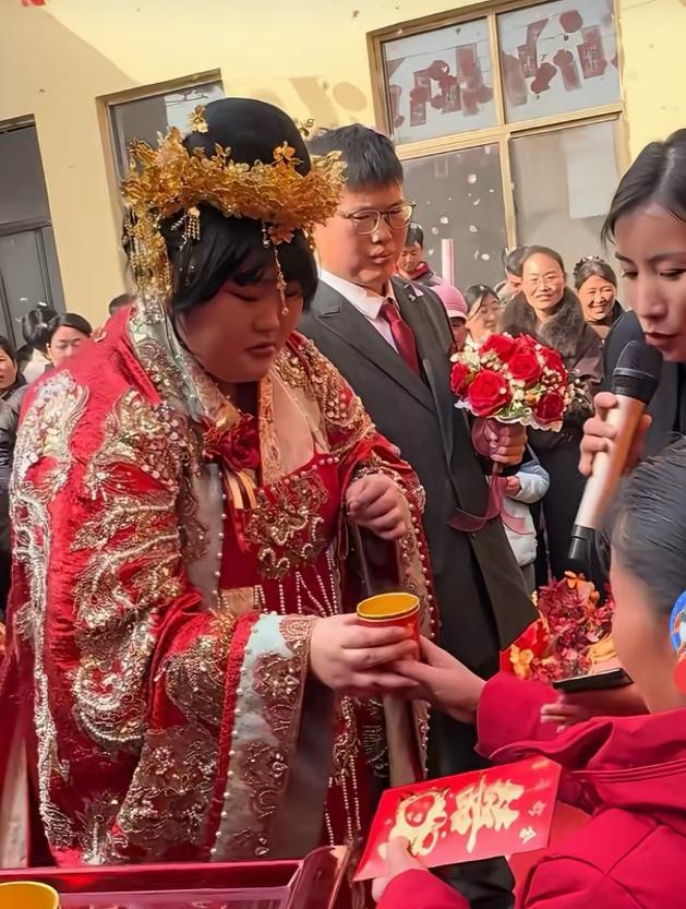 大衣哥女儿朱雪梅再婚了，嫁给小鲜肉马善，前夫陈萌肠子都悔青了吧？
上次看她和陈萌