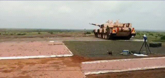采用半主动激光制导，射程1500~5000m，印度“阿琼MK1”主战坦克试射12