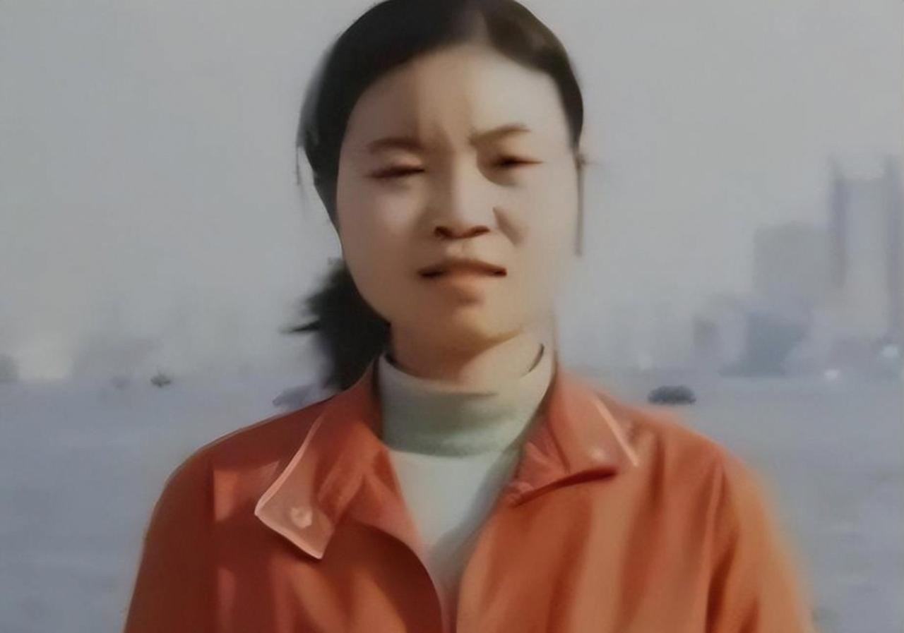 女研究生带母亲上学，两人同睡一张床，两个月后她绝望了，在宿舍用毛巾自缢身亡。她的