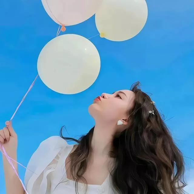 轻盈的白色气球，浪漫的夏日午后