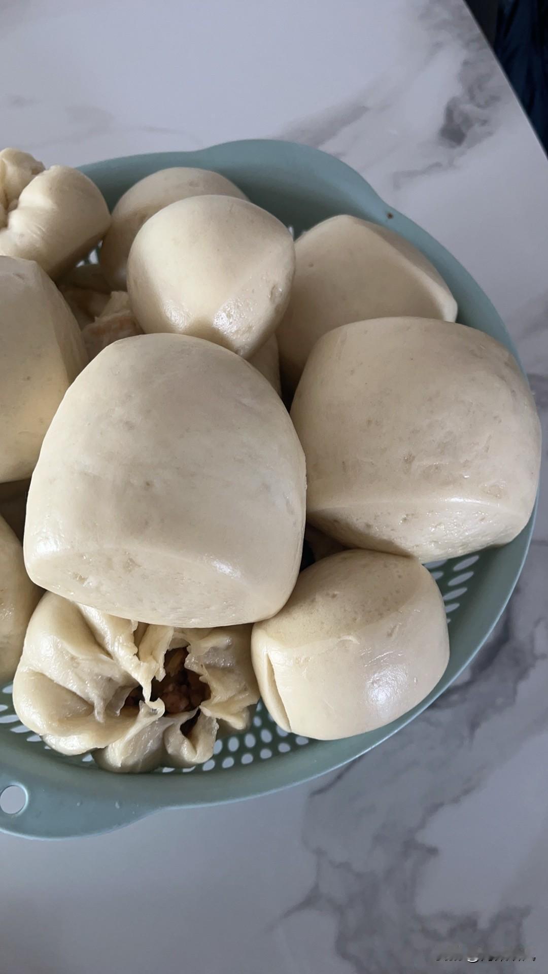 必须来炫耀一波我的厨房战绩！
今天的馒头包子大获全胜！🤩

馒头个个圆滚滚白胖