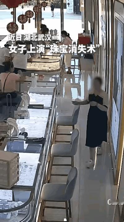 她魔术式偷窃项链被抓，就是因为忒聪明了吧
    事发武汉，看动图里这名女子去逛