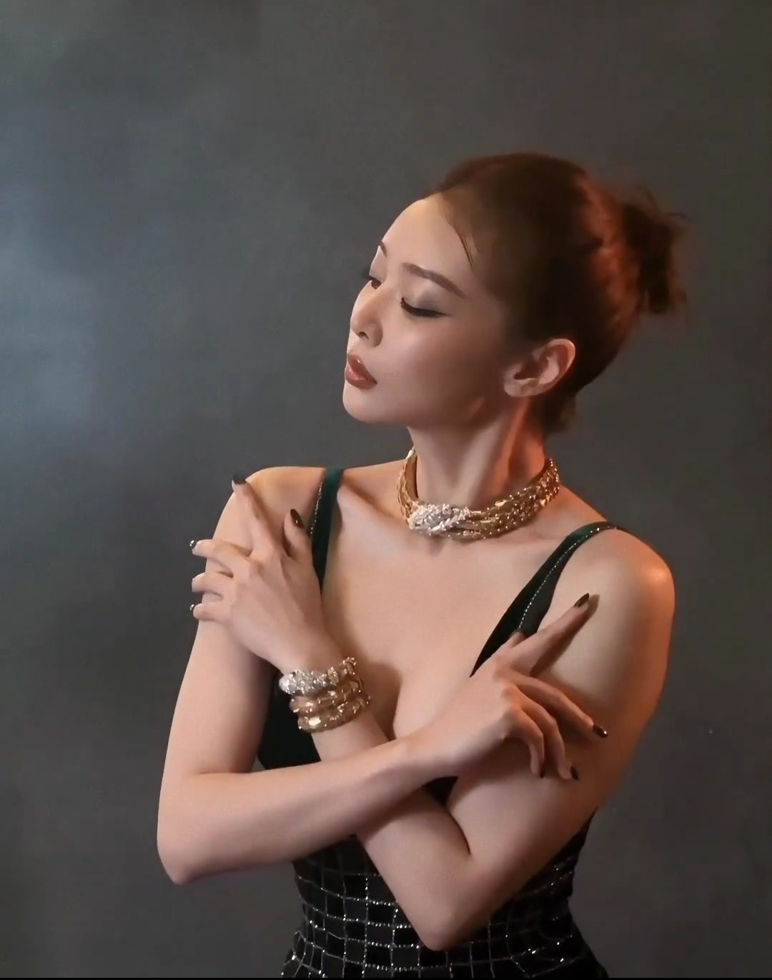 高叶这组北影节造型有点意思。墨绿丝绒深V长裙网格水钻顺着身体线条铺开，把曼妙身段