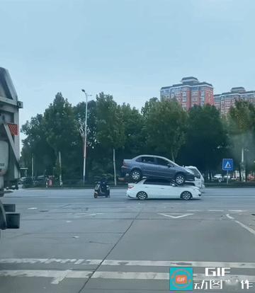 它上去想干嘛！

谁懂啊家人们，大马路十字路口居然上演汽车叠罗汉！
 
深蓝色小