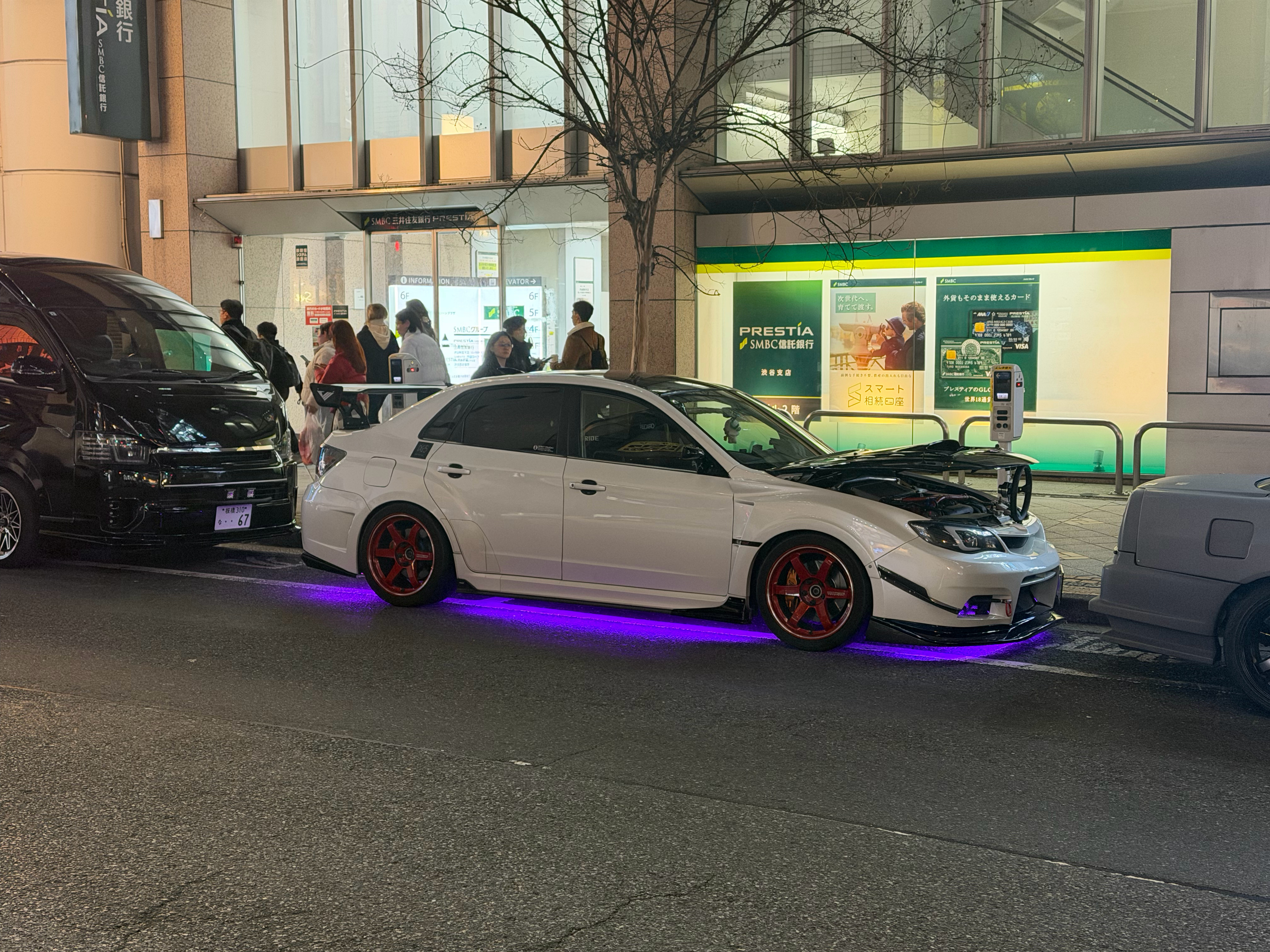 涉谷老能看到一堆车况很一般的JDM，或者是这种速激主题的车，花钱就把你往大黑拉，