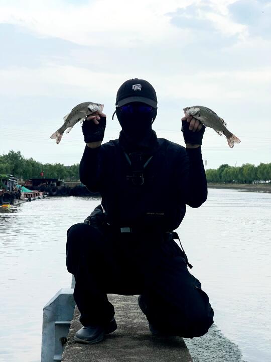 夏日遛江的终极姿势❓看钓鱼佬给你打样…