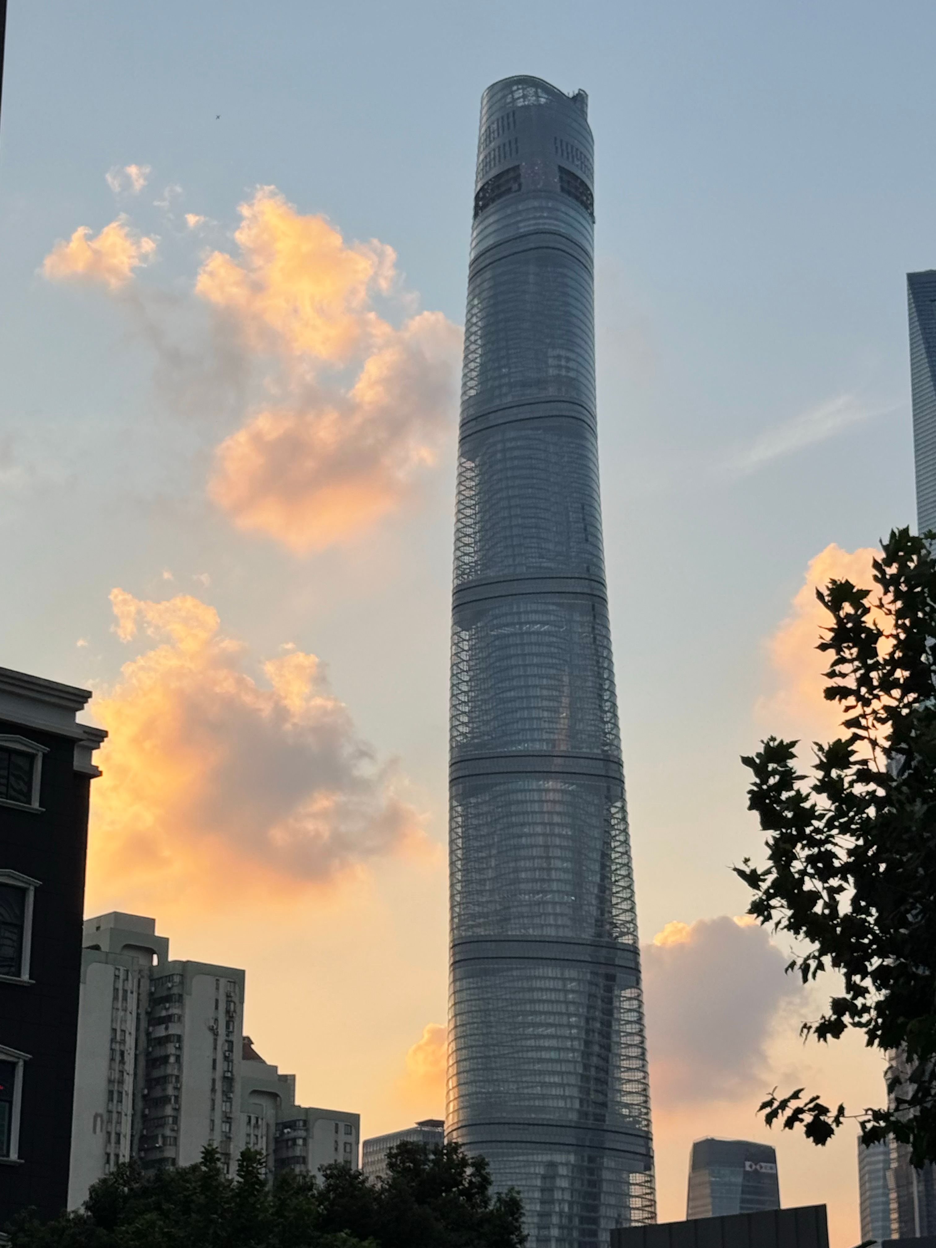 漂亮的天！来上海这么久了还没到浦东逛过 改天早点来好好逛吃一下 ​​​