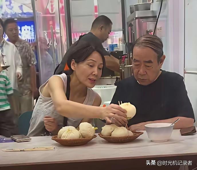 贾平凹的夫人真的很有气质，年轻时候也是万人迷，郭梅是贾平凹第二任妻子，比她小17