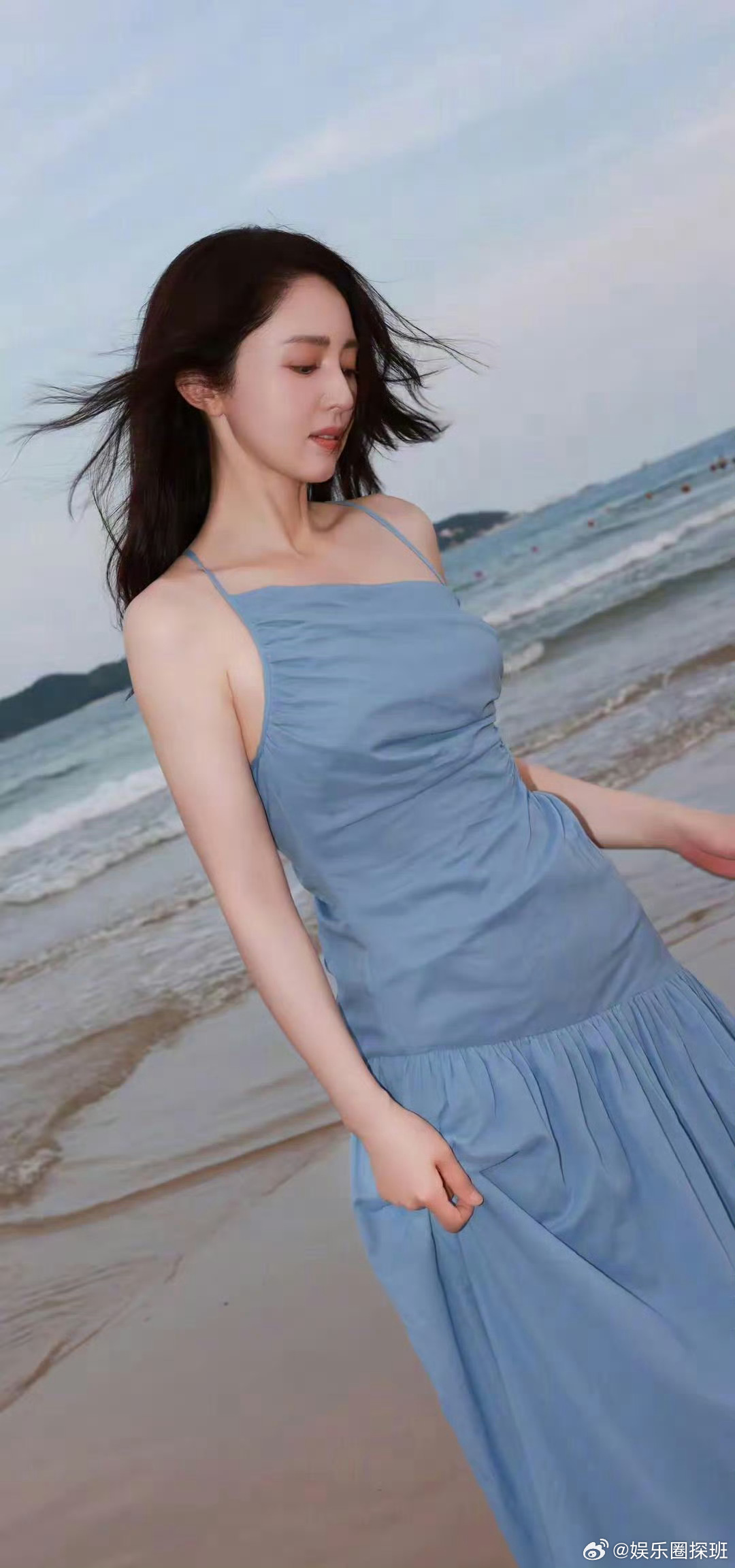 董璇海边吊带装，靠演技吃饭的人，不会穿的暴露博眼球 