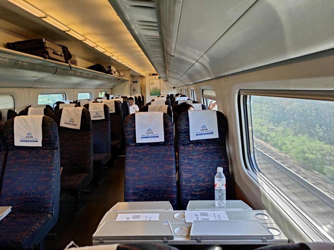 这是真有头脑啊！19日，女子乘坐高铁买了无座票，上车后就站在车厢连接处。她看到旁