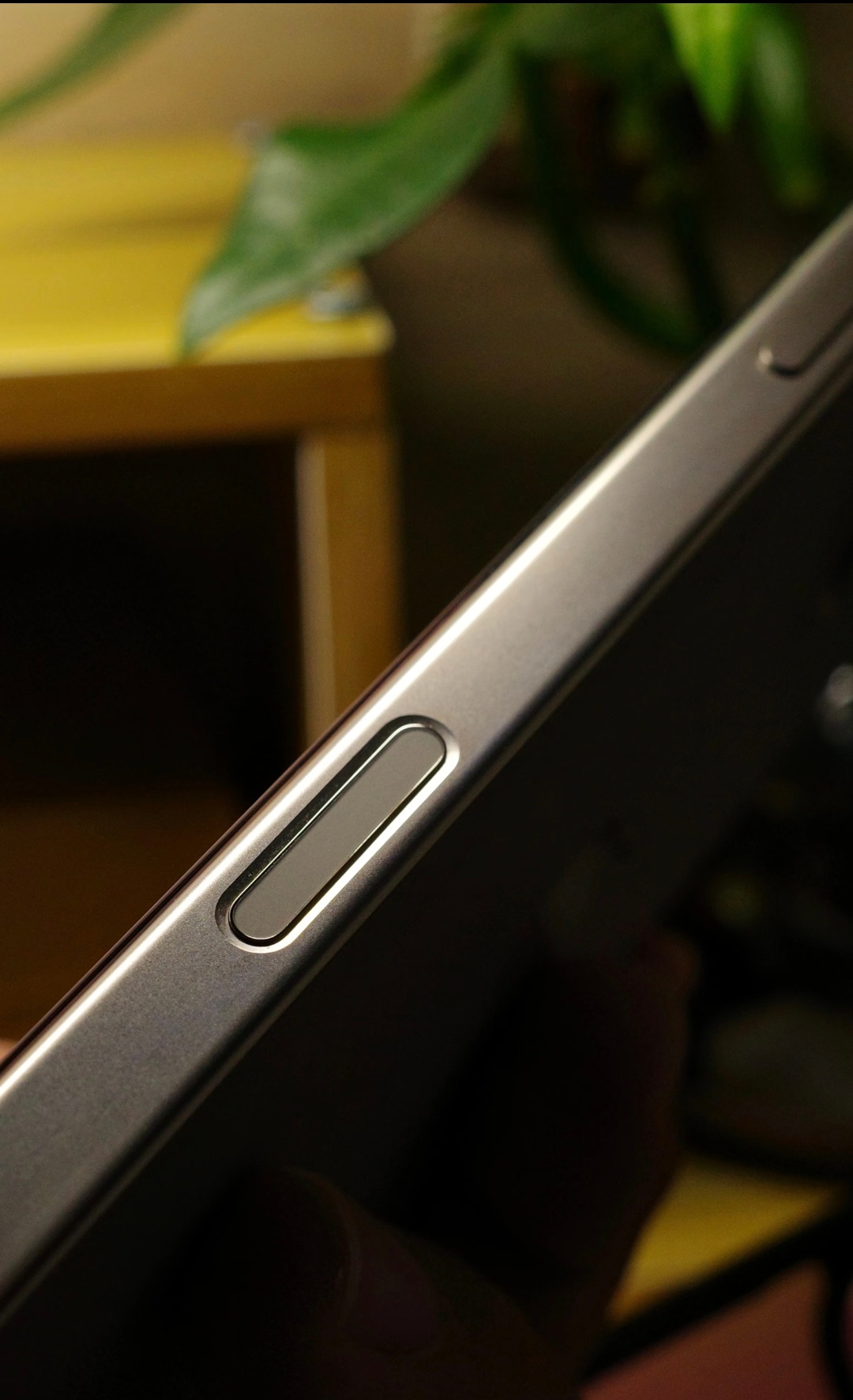 iPhone拍照键或被取消这个按键说它鸡肋，实际确实用处不大。说真的，除了日常误