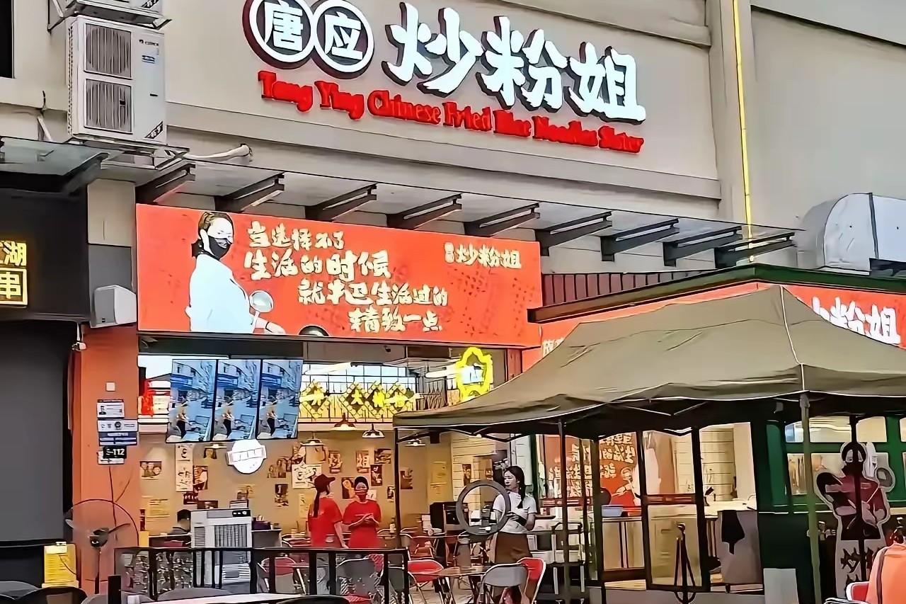 上菜快的都是预制，慢的就去路边摊吃现做现炒
就国内的上菜速度，高峰期那叫一个快，