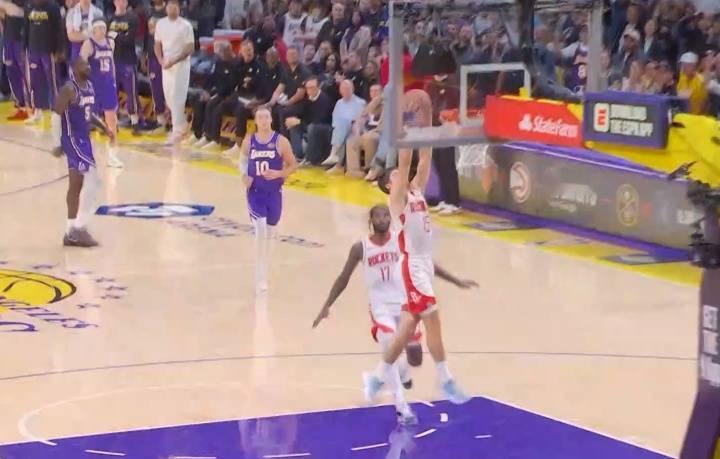 NBA季后赛西部首轮G5，湖人回到主场打火箭。现在系列赛大比分3-1，湖人还领先