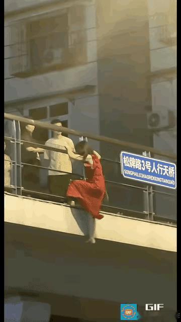 “真是闻所未闻!” 重庆一对情侣发生争吵，女子翻护栏以死逼男友认错，男生冷眼旁观