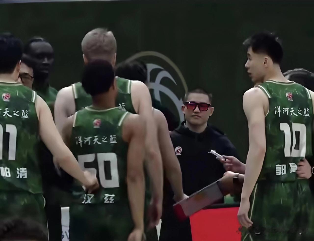 郭昊文难成大器！近日同曦队球员郭昊文接连陷入负面新闻，先是再一次被爆出私生活混乱