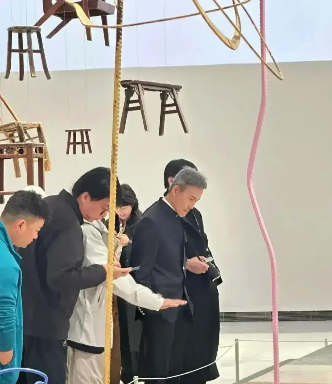 王石最近又上热搜了。带着老婆田朴珺看艺术展，穿着打扮被太太一手包办，说是要打造“