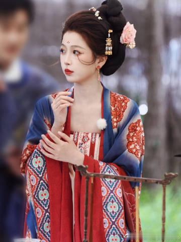 #虞书欣最新路透梦回小兰花##虞书欣唐朝花钿妆# 虞书欣的最新路透宛如梦幻之境，