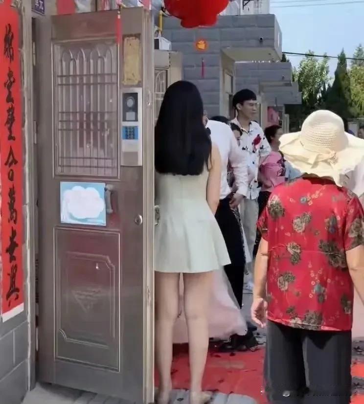 第一张图片是这两天各大短视频平台“最火伴娘”的背影，看发质、看身材，印证了“窈窕