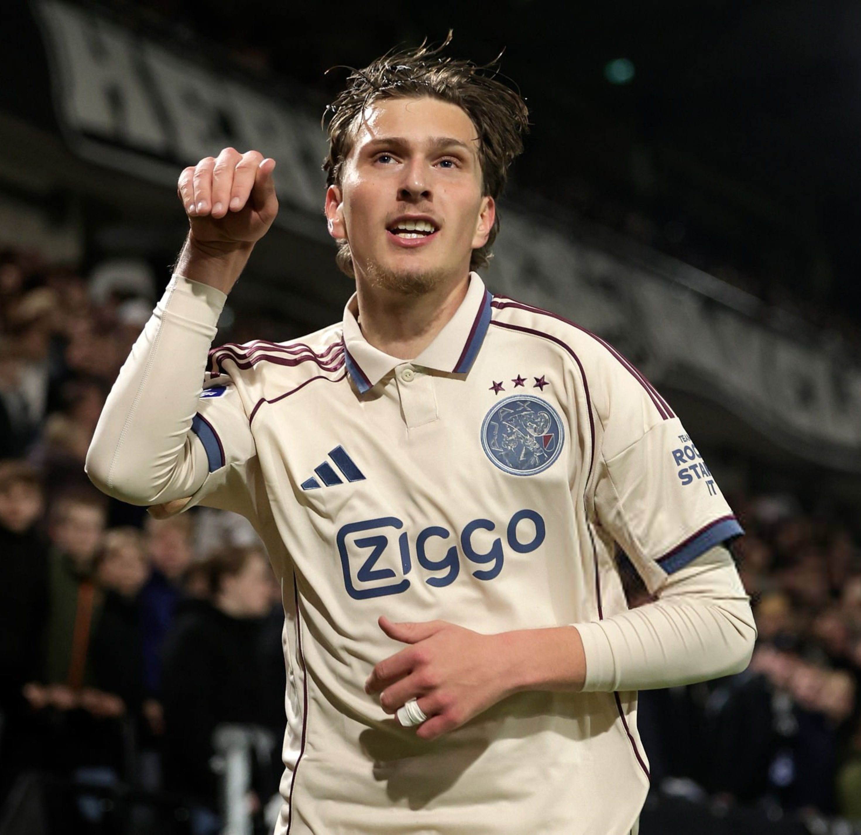 世体：巴塞罗那对阿贾克斯左翼球员、比利时球员米卡·戈茨感兴趣。该球员与阿贾克斯签