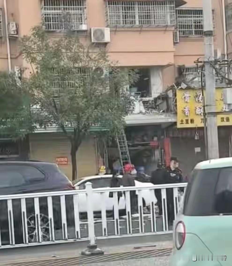 2025年11月1日，信阳潢川县新一中附近传出爆炸声。从网友发的视频能看到，迎宾