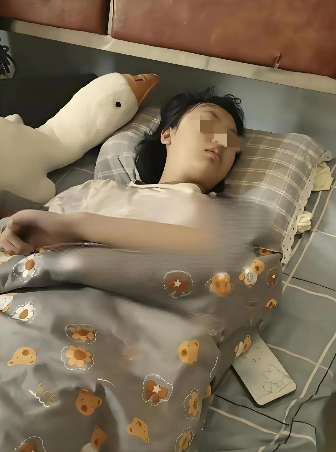 高考结束，天津一名女孩回到家，扎扎实实睡了一天一夜。本以为她是累坏了，可谁也没想