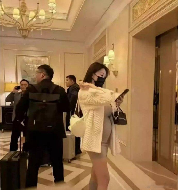 黄晓明前女友叶珂生完孩子首亮相 ​​​黄晓明叶珂 ​​​