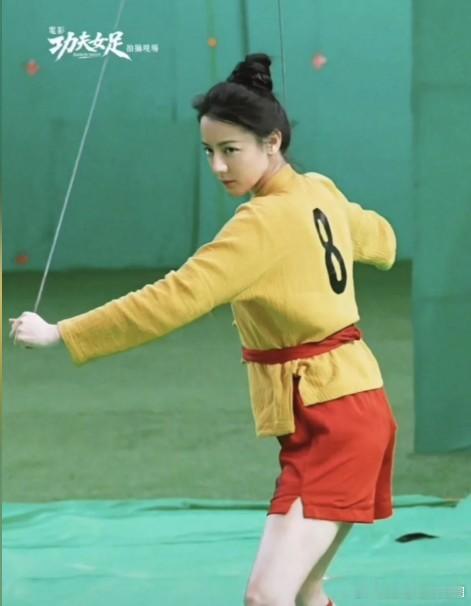 迪麗熱巴為周星馳豁出去！剪長髮、曬黑、增重8公斤　網看傻：太狠周星馳迪麗熱巴功夫