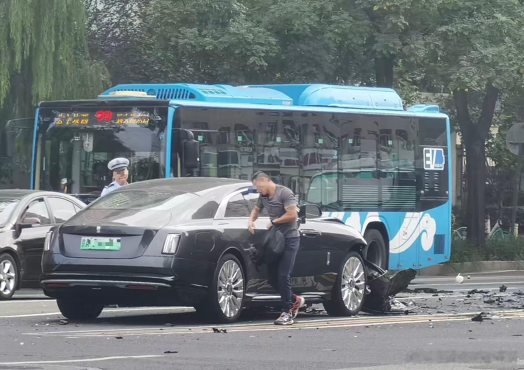 交警回应陈震劳斯莱斯事故极目新闻从事发地辖区交警处获悉，10月3日15时左右万寿
