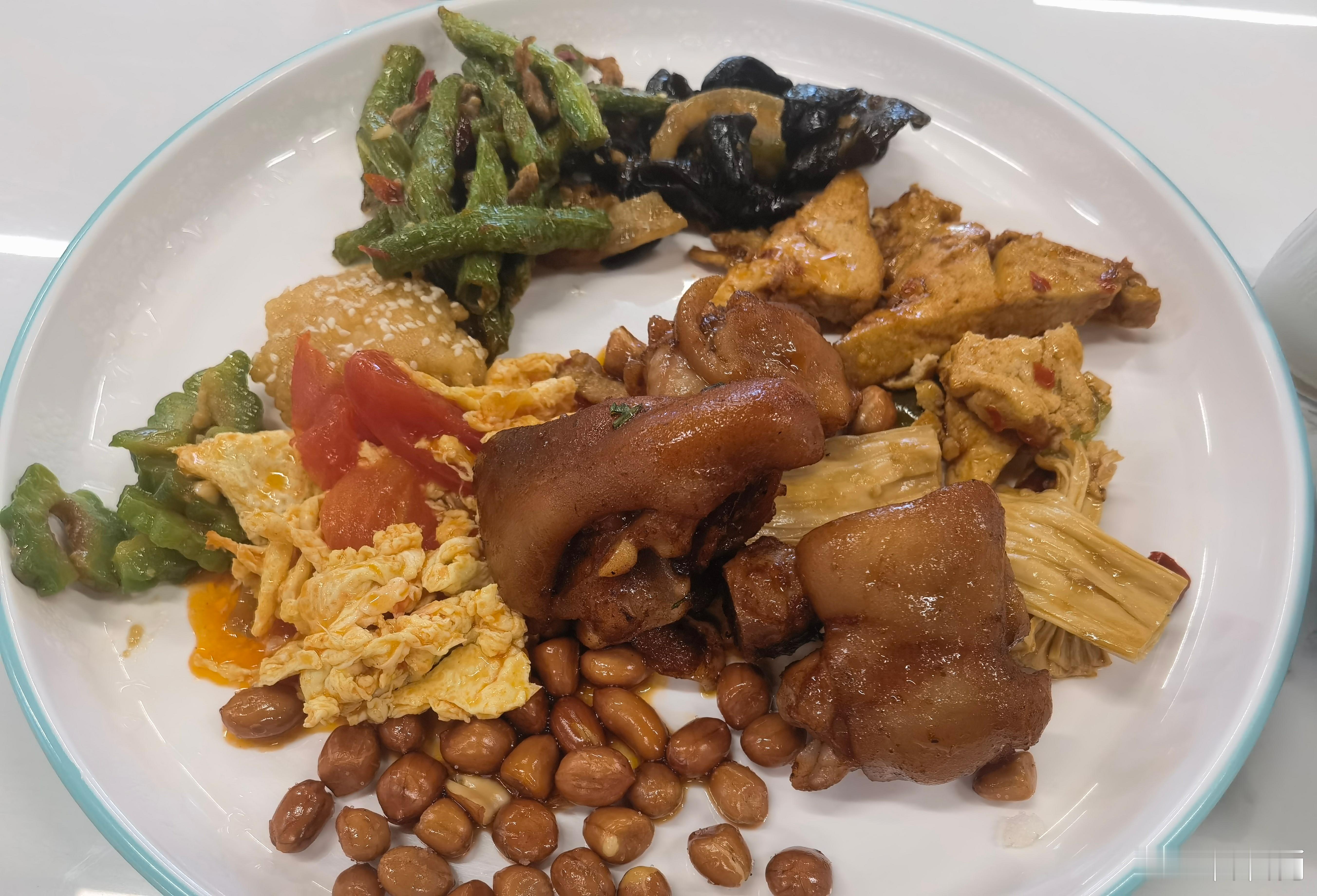 继续！今天还是得感谢昨晚的快餐，早上持仓一度大跌，好在下午都回来了七七八八。没有