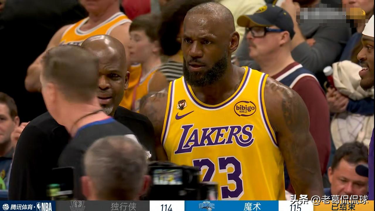 湖人巨星詹姆斯真是彻底的发怒了！在今天进行的湖人和掘金的比赛中，当时比赛进行到了
