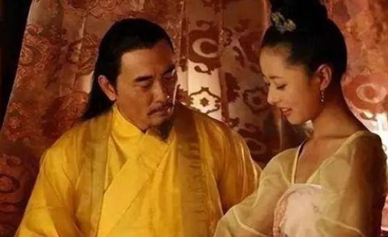 皇帝召见嫔妃侍寝有多“羞耻”？妃子不能自己做主，还要被太监、宫女听墙角，若是皇帝