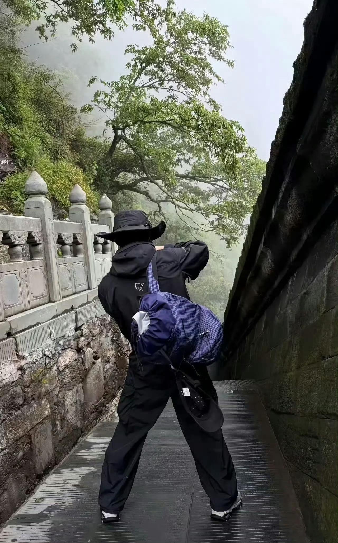 王星越说有女朋友了拒加微信哈哈哈 思想觉悟还挺高的 