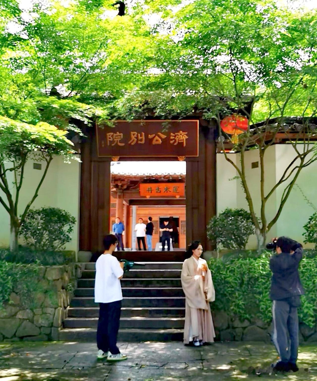 济公别院位于‌杭州市西湖区南屏山慧日峰下净慈寺内‌，在寺内大雄宝殿西侧‌‌，传说