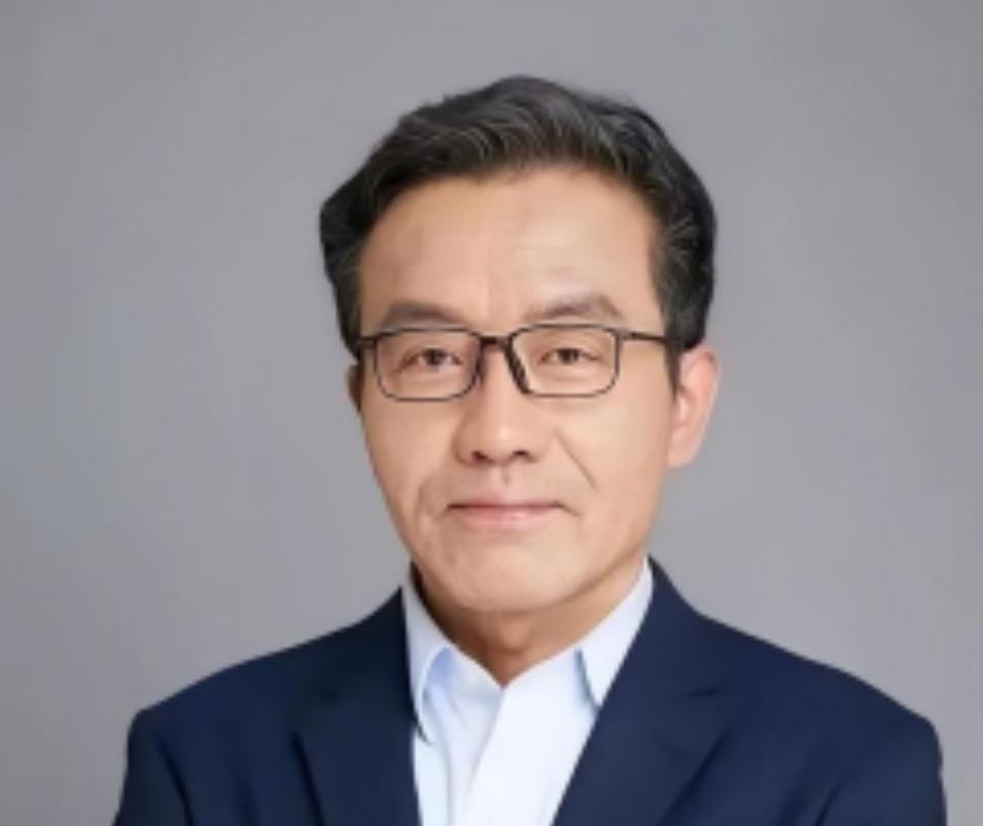 王德峰教授这次是真把许多人心里的那层窗户纸捅破了。他在公开课上直言，如今社会重功