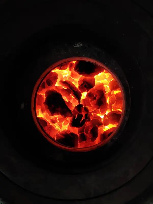 1月28日湖南，女子称天气太冷了，空气中都是冰的，躺在床上也冷，嫌空调费电，睡觉