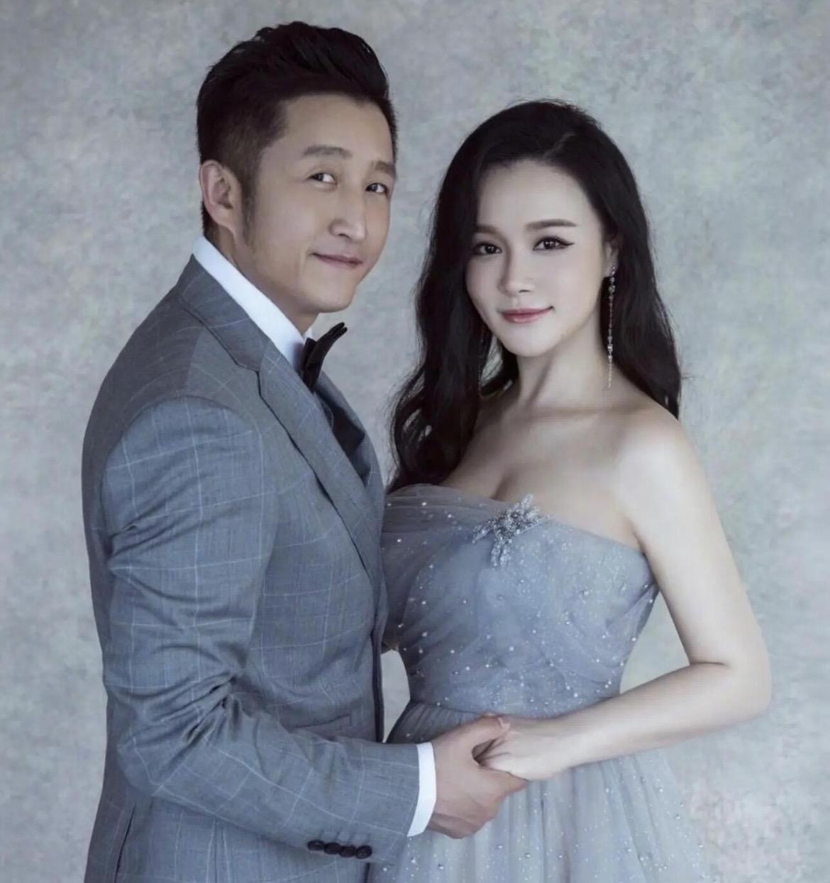 张泉灵和李维嘉真的太狠了，

他们真的一点面子都没给冉莹颖留，

竟然会在节目里