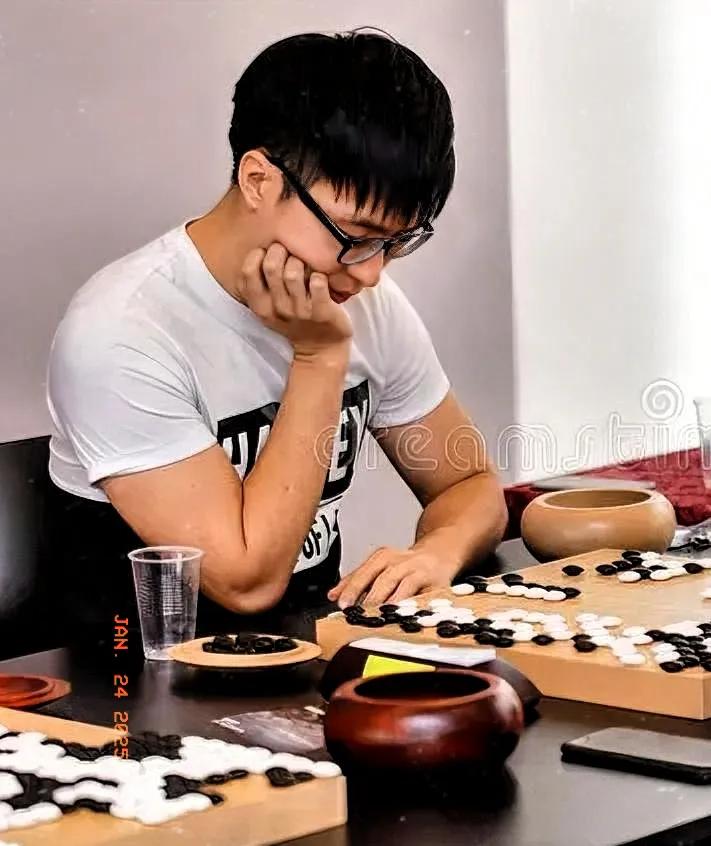 柯洁在LG杯世界围棋棋王战决赛中的遭遇着实令人愤懑。
韩国棋院胡乱更改比赛规则，