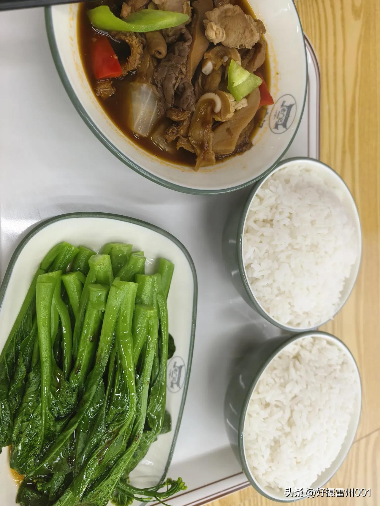 给大家出一道数学题。
题目:1份牛杂+1份青菜+2碗米饭＝75元。
问题:请问牛
