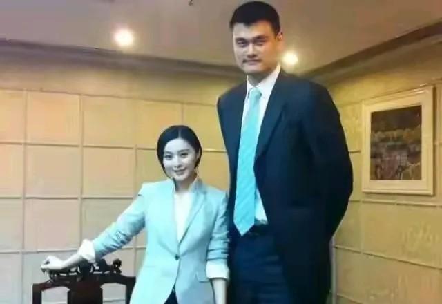 范冰冰和姚明在2022年的那张合照，真是让人眼前一亮。这两位大明星站在一起，一个
