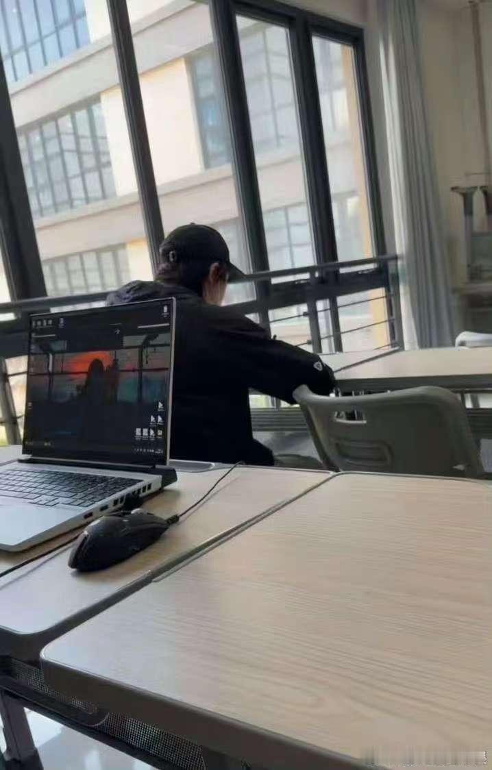 偶遇宋亚轩中戏写作业 中戏偶遇宋亚轩写作业了 偶遇宋亚轩中戏写作业！ 