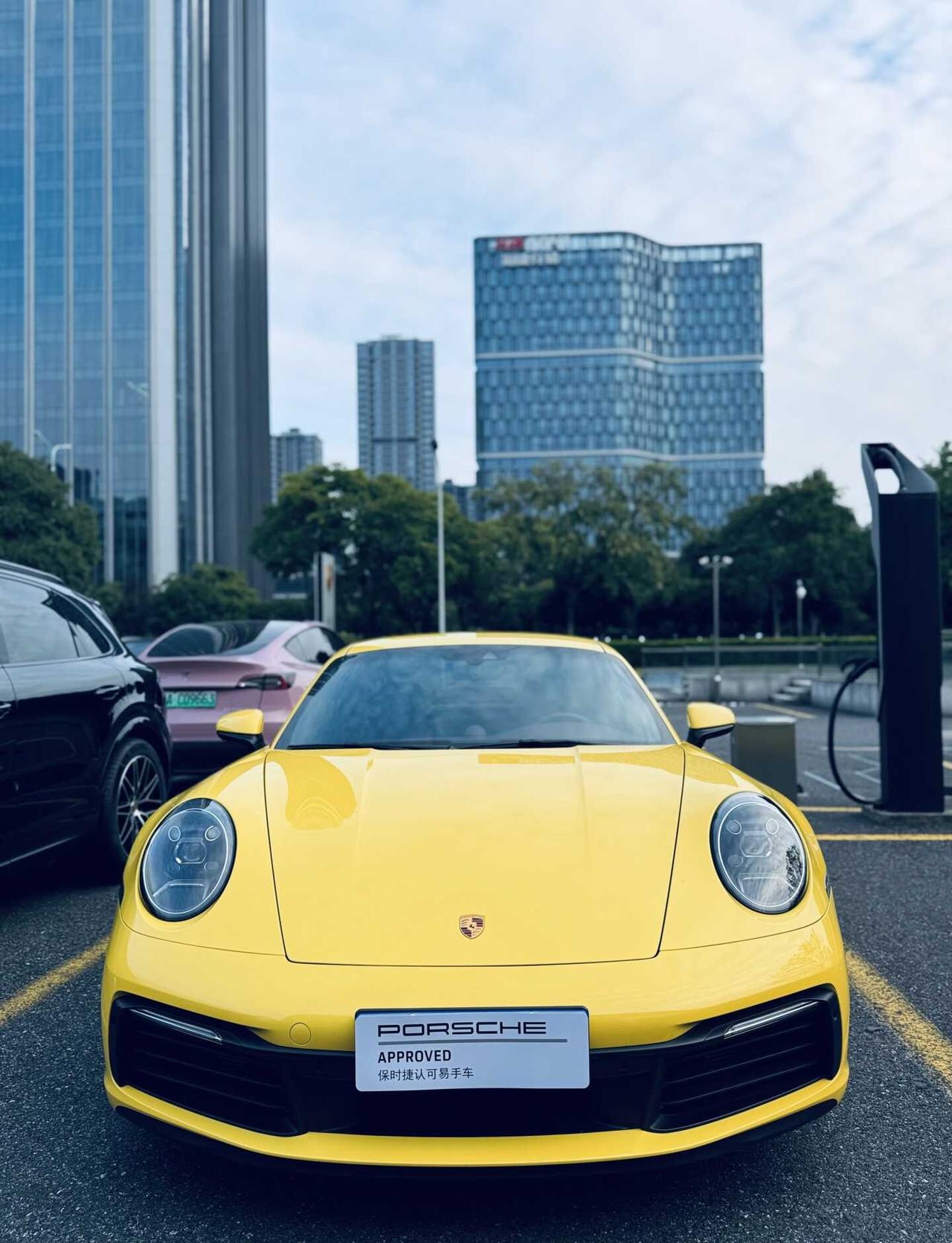 竞速黄红内911｜小姐姐一手神仙车况💛
保时捷911永远是少年的终极浪漫✨
经