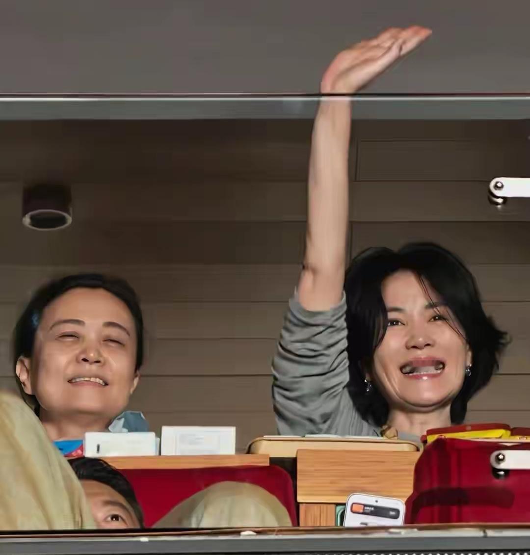 那英的朋友圈真顶！

8月22日北京开演唱会，排面内娱顶级：王菲罕见露面坐包厢、