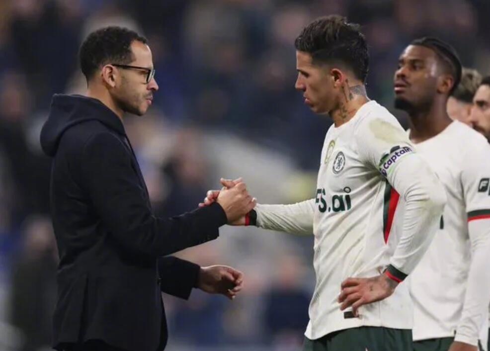 独立记者Ben Jacobs的最新报道，切尔西的老板和管理层支持利亚姆-罗西尼尔