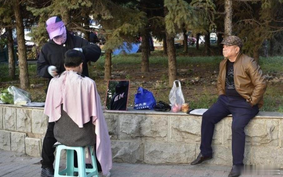 #网友翻出16年晓华理发店照片# 近年来全国多个城市普遍复出的路边理发摊，均价5