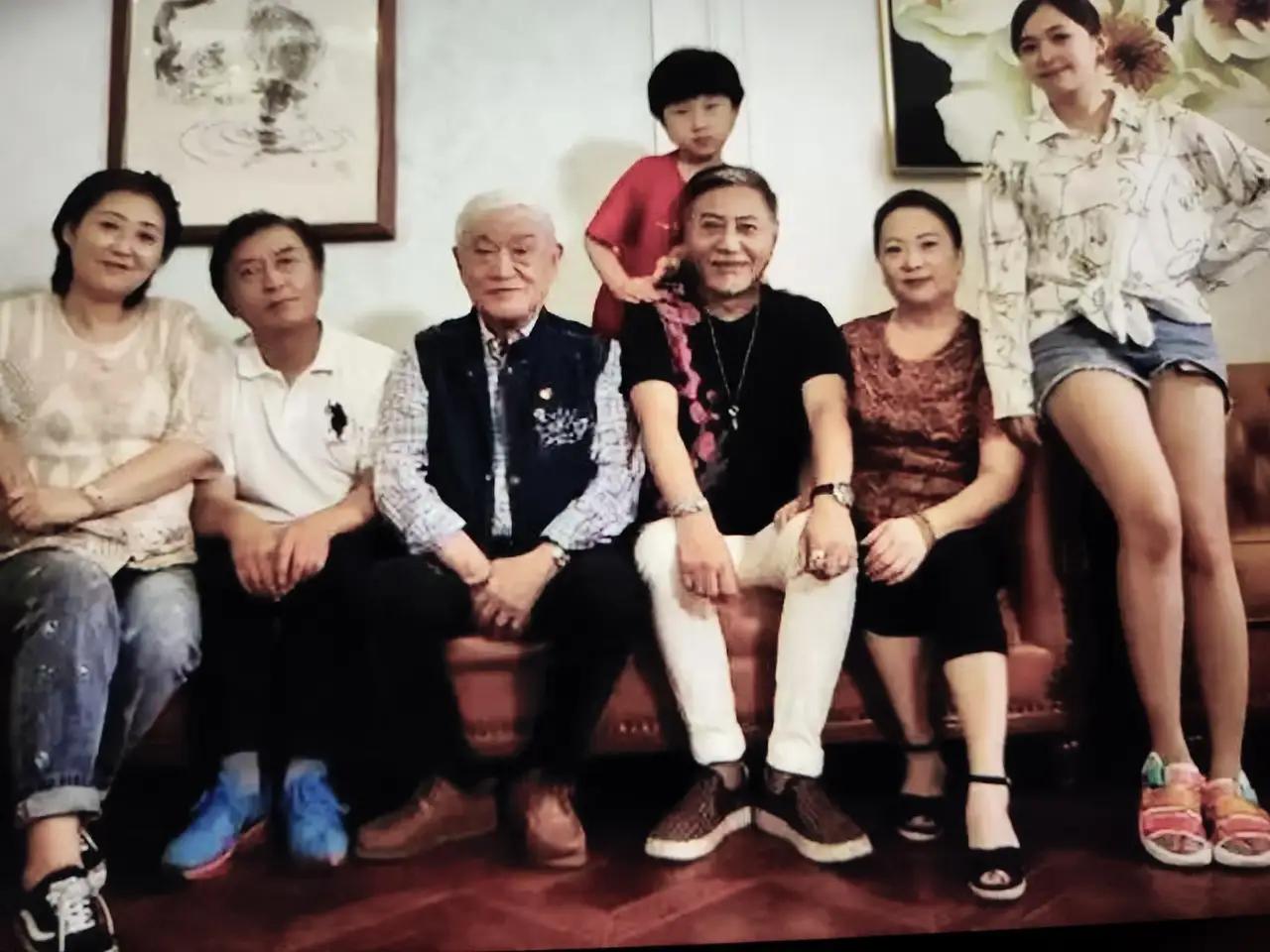 最难受应该是90多岁的老戏骨牛犇老师吧！东北牛犇