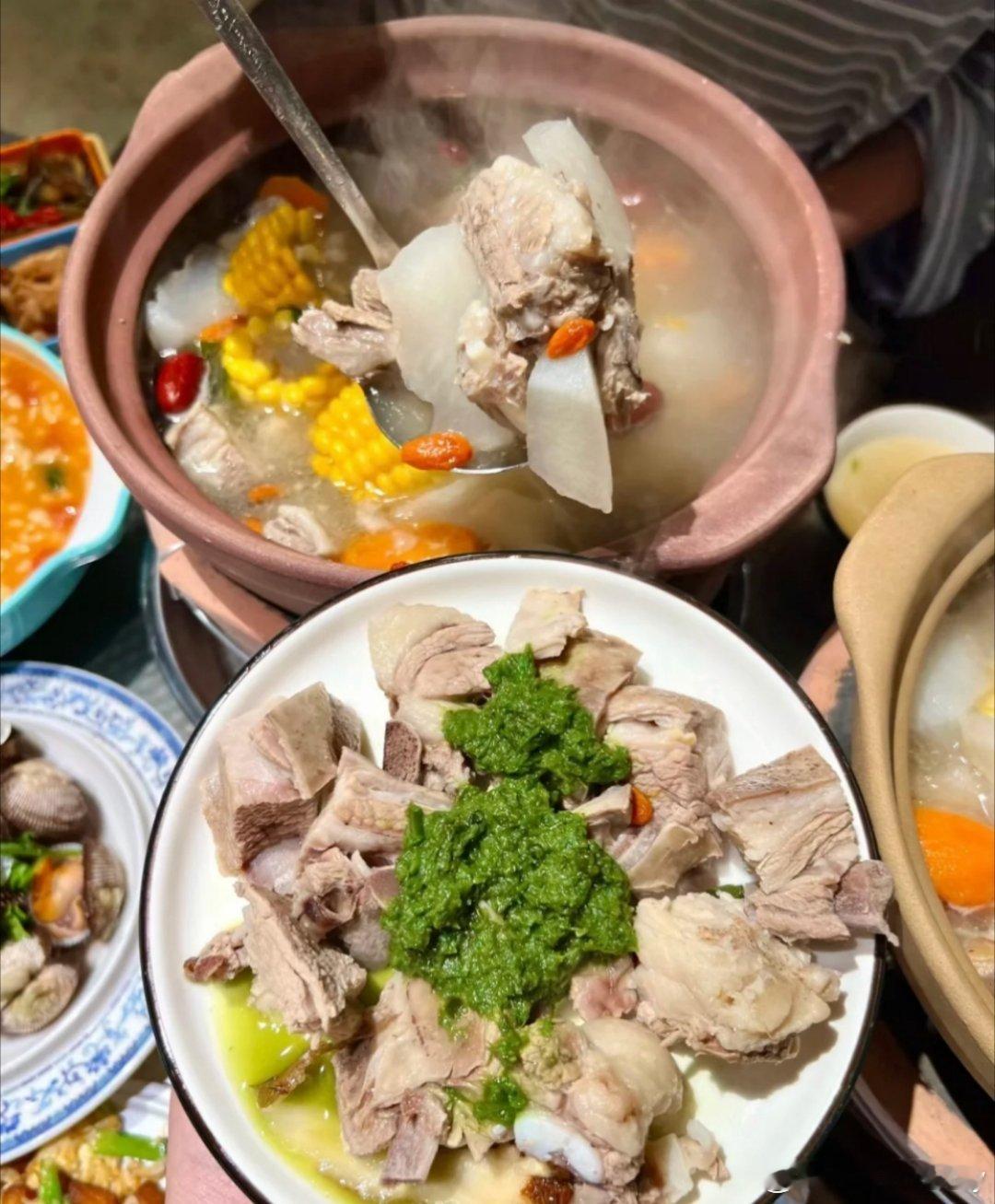 立冬吃什么 立冬当然是吃羊肉汤呀[爱慕][爱慕][爱慕] 就不用说过节了，平常也